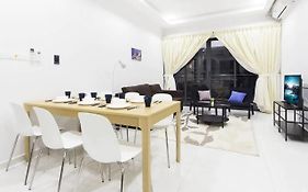 Airy & Comfy 3Br Suite In Danga Bay Free Parking